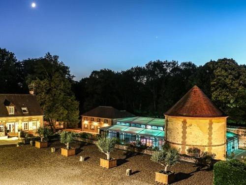 Отель Domaine De Montchevreuil Fresneaux-Montchevreuil Экстерьер фото