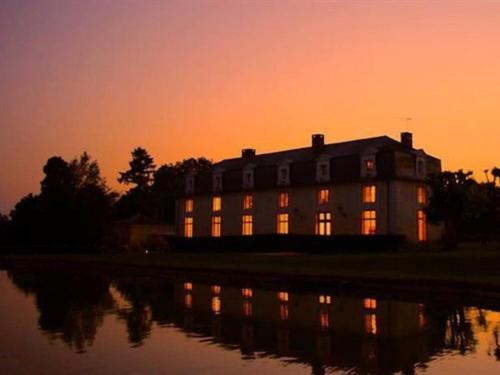 Отель Domaine De Montchevreuil Fresneaux-Montchevreuil Экстерьер фото