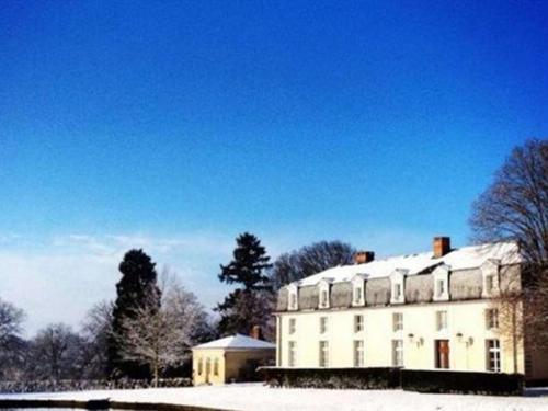 Отель Domaine De Montchevreuil Fresneaux-Montchevreuil Экстерьер фото